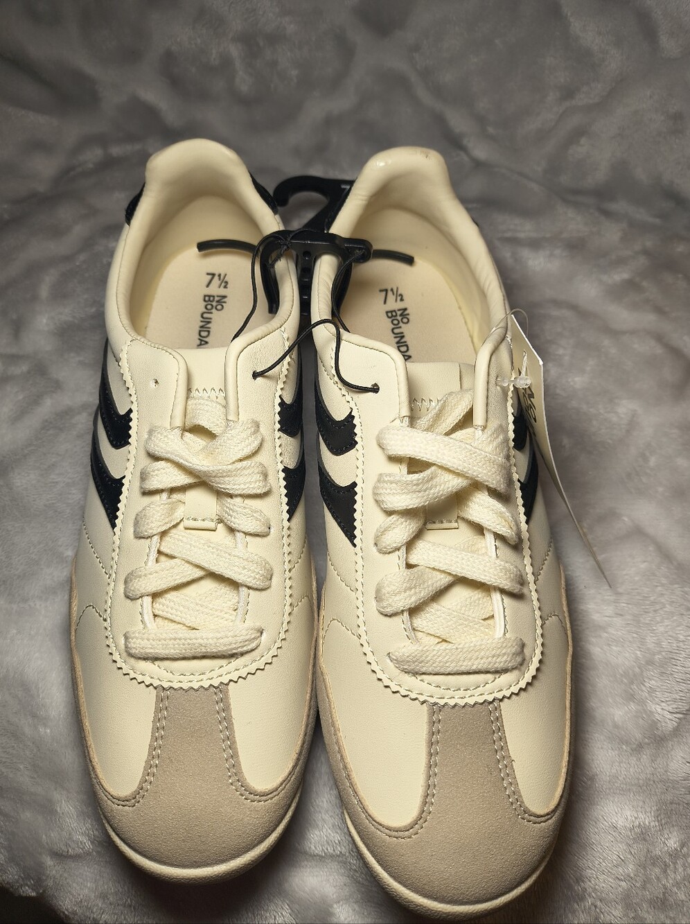 No Boundaries Womens Retro Lace Up Jogger Sneakers Off-white & black NWT